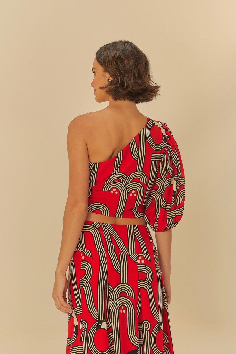 Vista posterior de la Blusa de un Solo Hombro Logotuca con estampado geométrico en rojo y negro.