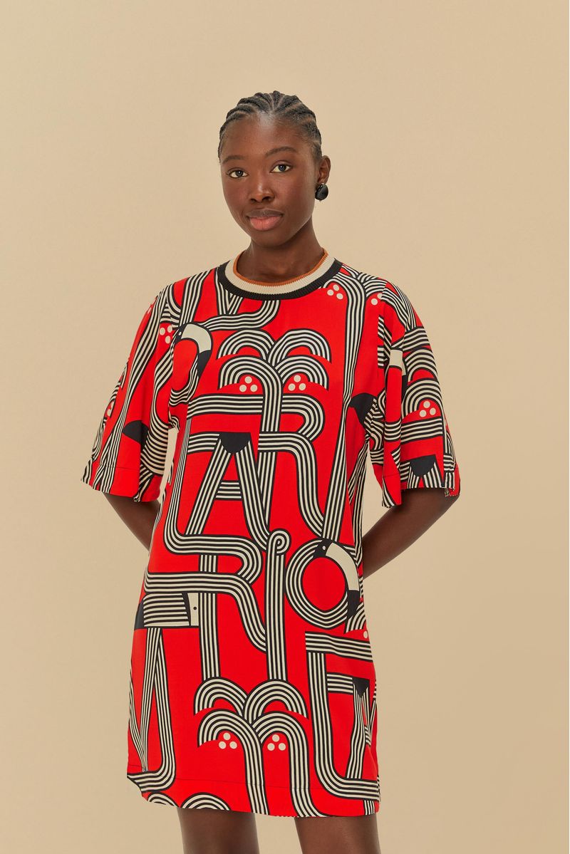 Vestido estampado con diseño geométrico en tonos de rojo y negro, visto de frente.