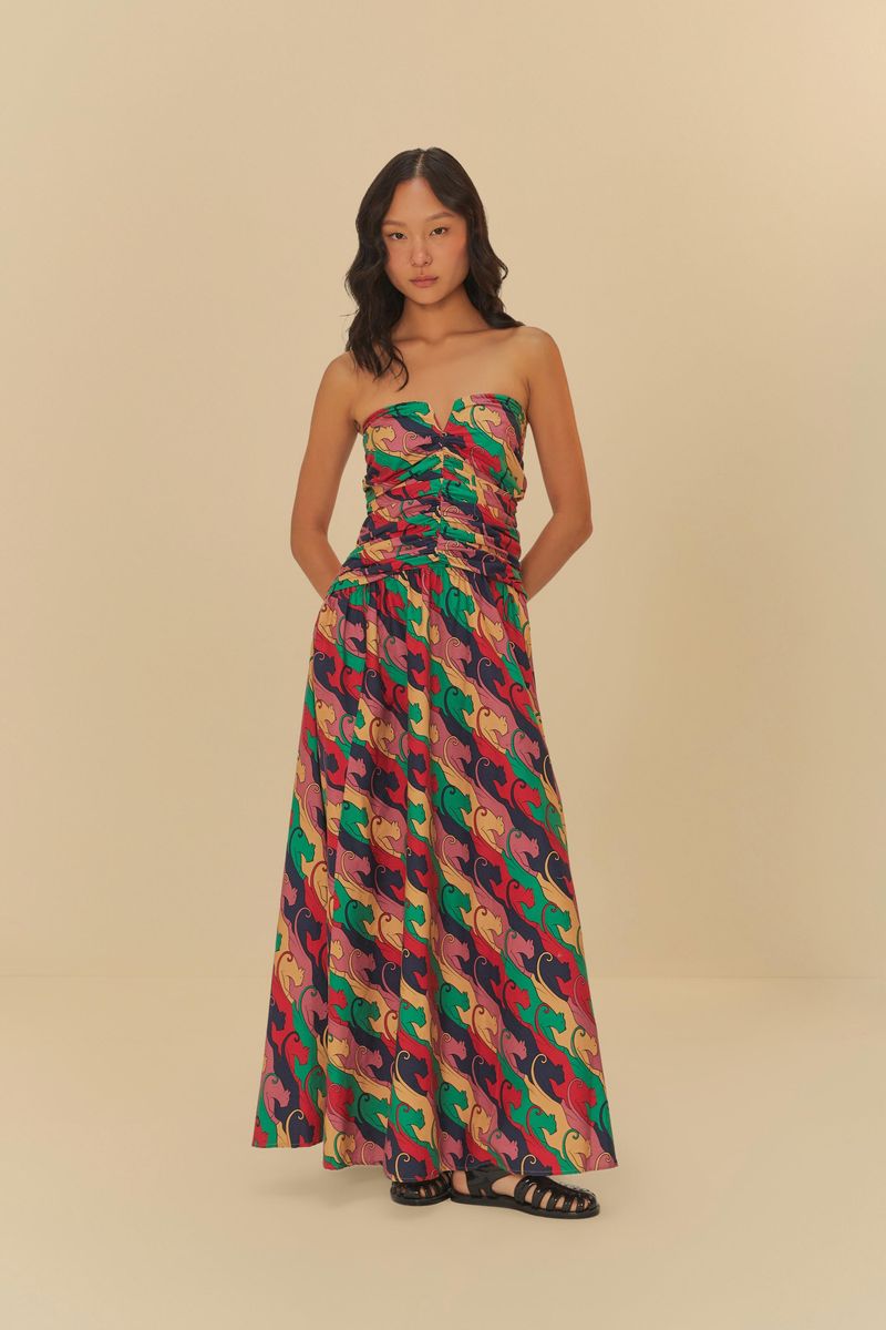 Vestido largo con estampado de panteras en colores vivos, vista frontal.