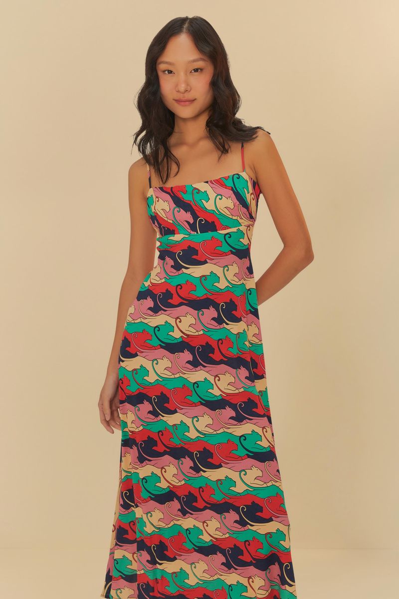 Vista trasera del vestido midi con estampado de panteras, mostrando el detalle de amarre en la espalda.