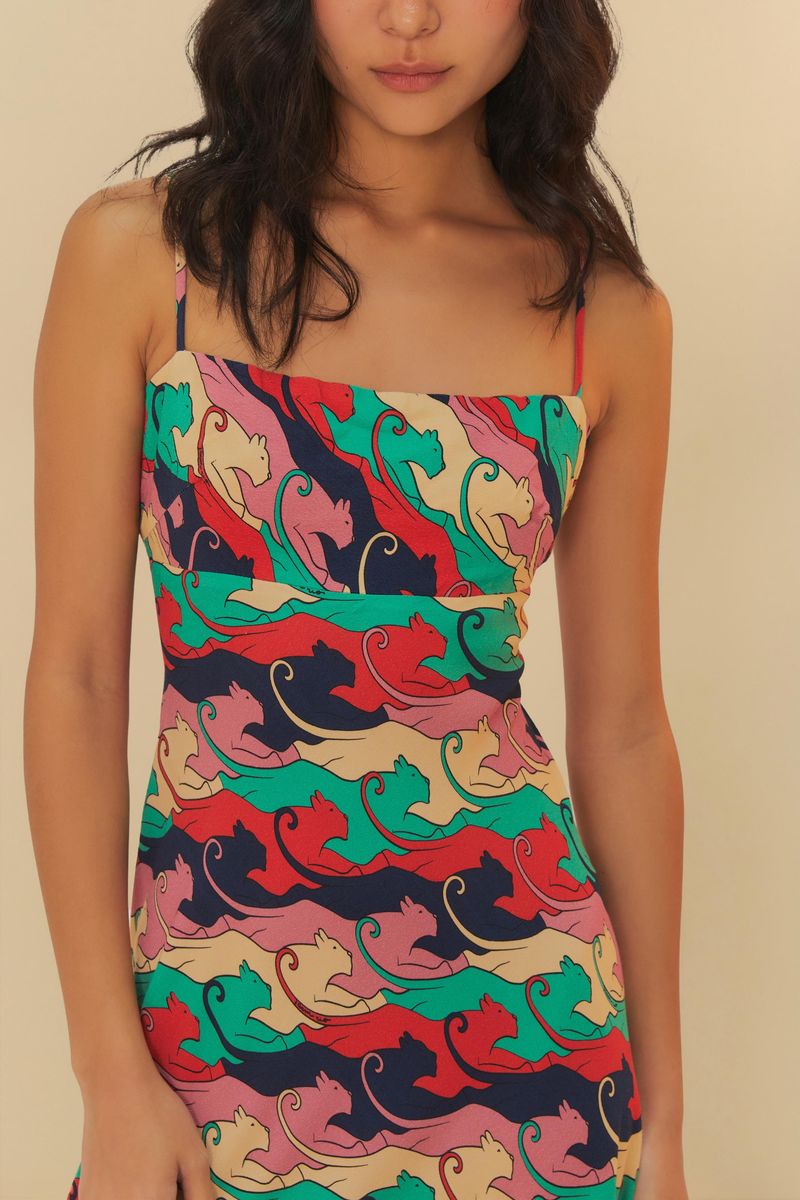 Detalle del corpiño del vestido midi con estampado de panteras, destacando el ajuste y el diseño.