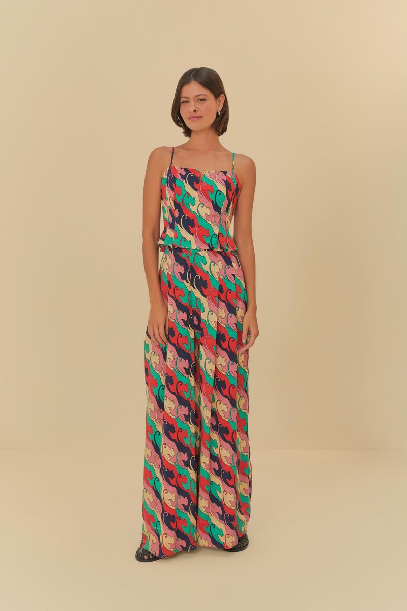Imagen de una blusa estampada con panteras en colores vibrantes, vista completa.