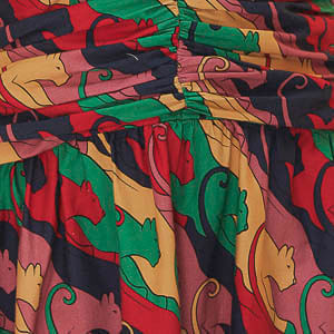 Vestido-largo-con-estampado-de-panteras-en-colores-vivos-detalle-de-la-falda.