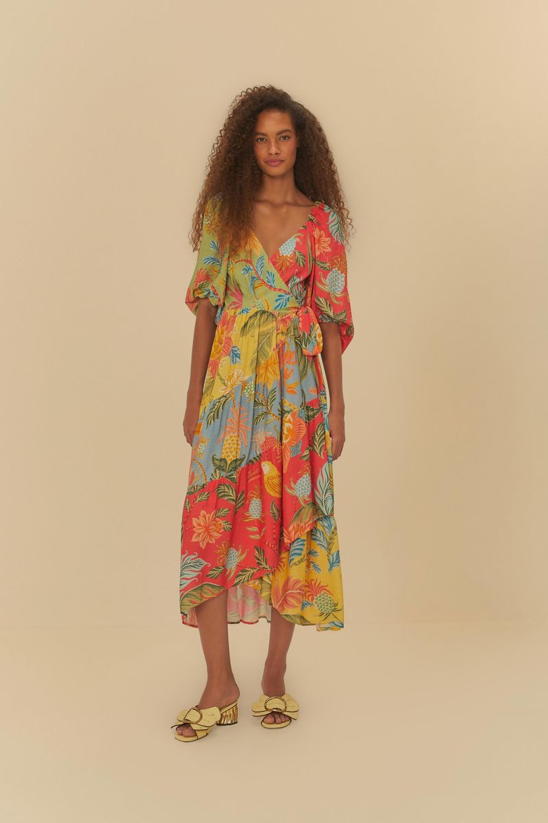 Vestido estampado con diseño tropical, largo tipo cropped, escote en V y mangas cortas abullonadas.