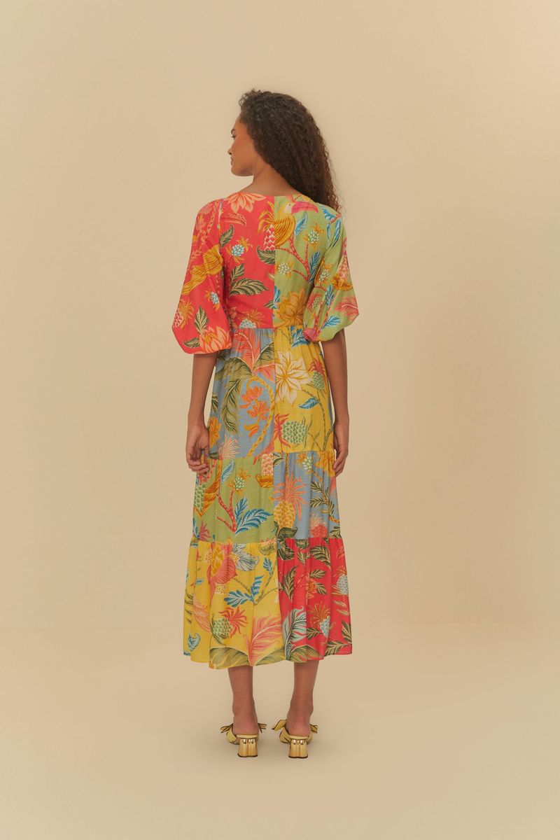 Vista trasera del vestido mostrando su largo tipo cropped y el diseño tropical que cubre toda la prenda.