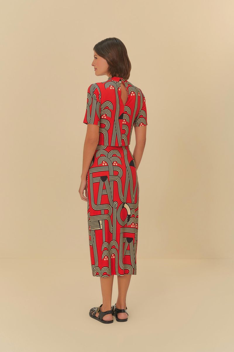 Vista trasera de la falda midi Logotuca con estampado geométrico en rojo, negro y beige.