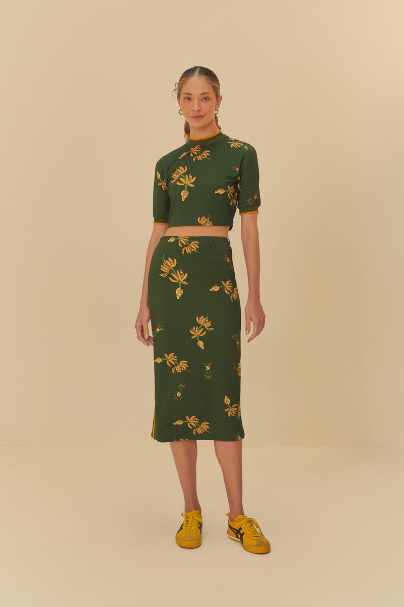Imagen de una modelo vistiendo la Falda Midi Brillo de Banana con estampado tropical, vista frontal.