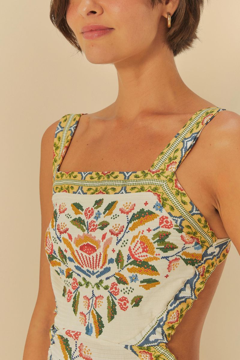 Detalle del vestido midi con estampado de guaraná, mostrando el escote cuadrado y tirantes anchos.