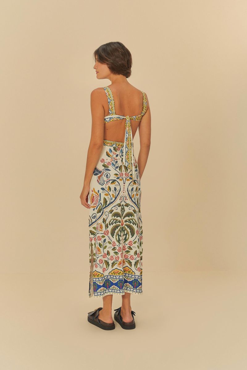 Vestido midi con estampado de guaraná, espalda abierta con lazada, visto de atrás.
