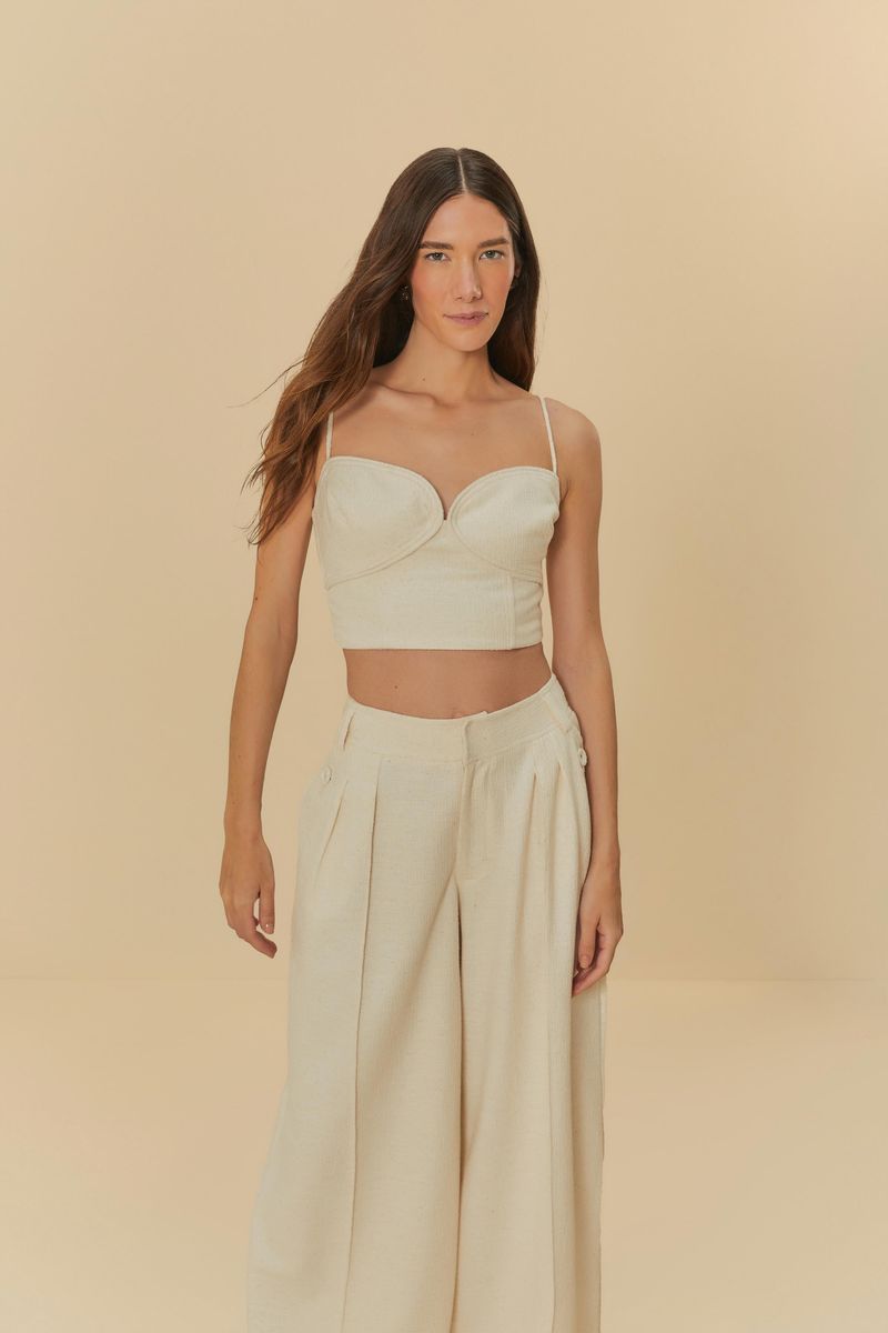 Modelo-luciendo-pantalon-palazzo-beige-con-top-blanco-vista-lateral.