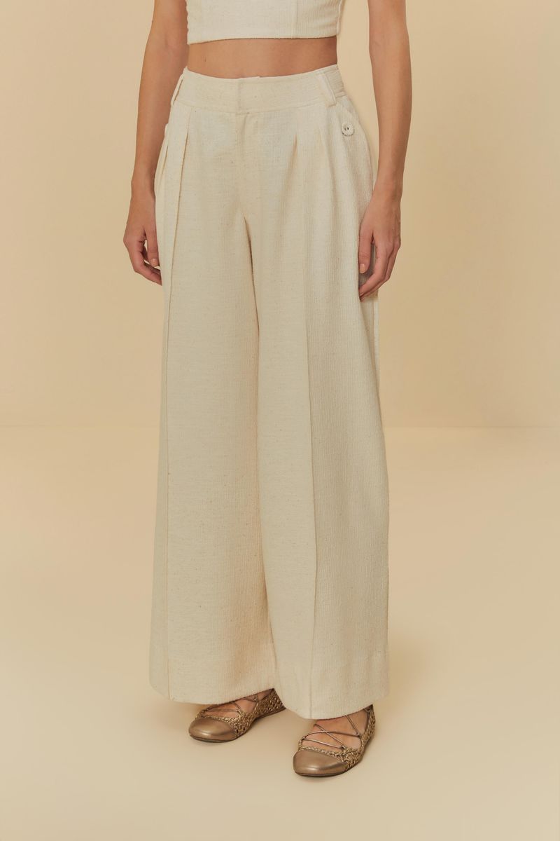 Detalle-del-pantalon-palazzo-beige-con-bolsillos-y-cintura-alta.