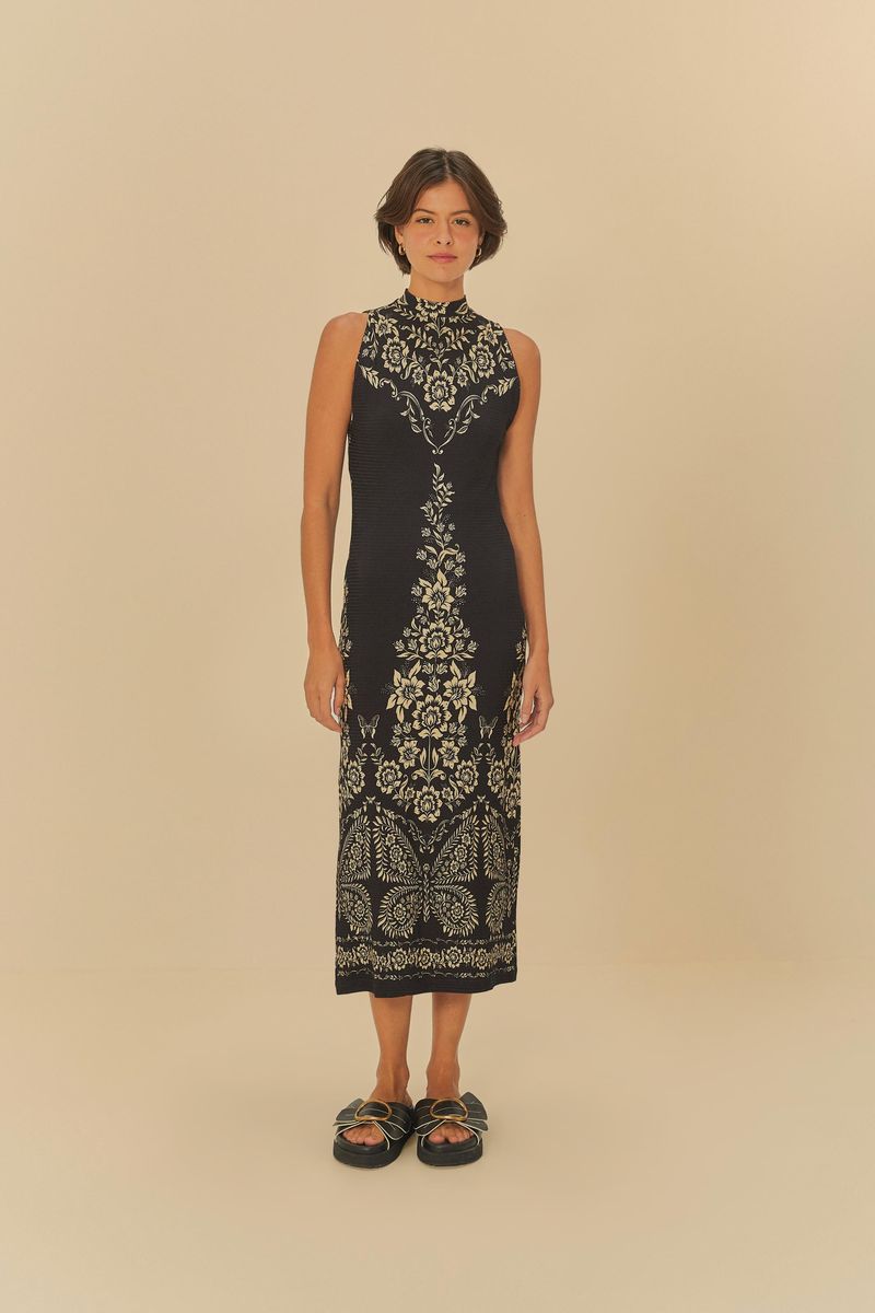 Vestido-midi-estampado-con-detalles-florales-sobre-fondo-negro-visto-de-frente.