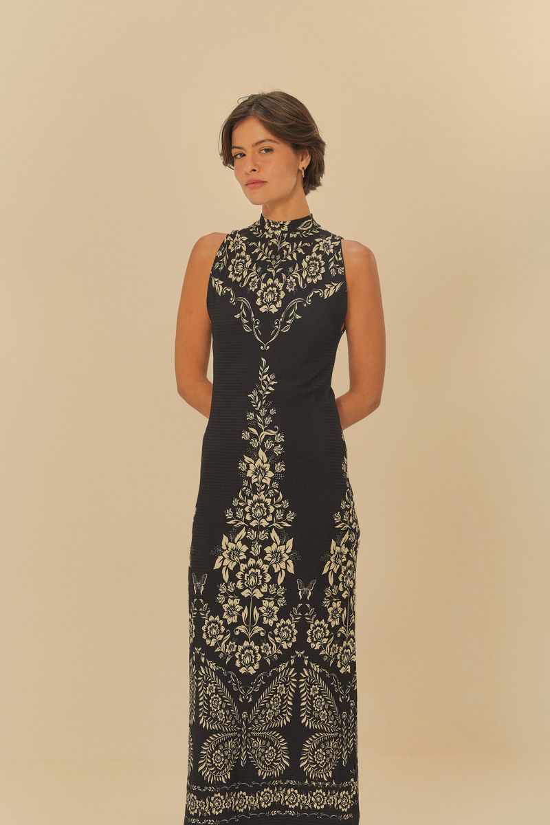 Vestido-midi-estampado-con-detalles-florales-sobre-fondo-negro-visto-de-espaldas.