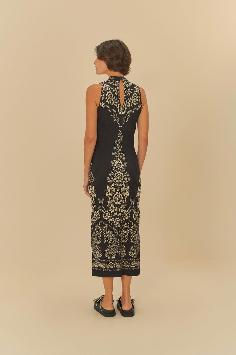 Vista-lateral-del-vestido-midi-estampado-con-detalles-florales-sobre-fondo-negro.
