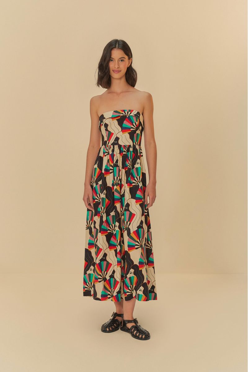 Vestido estampado con patrón de abanicos, longitud cropped, tirantes delgados y escote strapless, visto de frente.