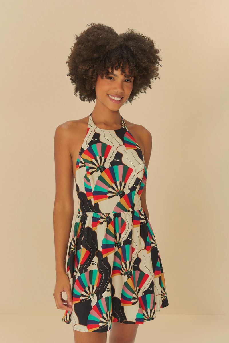 Imagen de un vestido corto con estampado geométrico colorido, visto de frente.