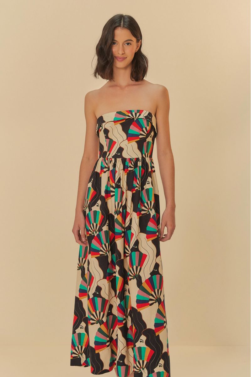 Vestido estampado con patrón de abanicos, longitud cropped, tirantes delgados y escote strapless, visto de lado.