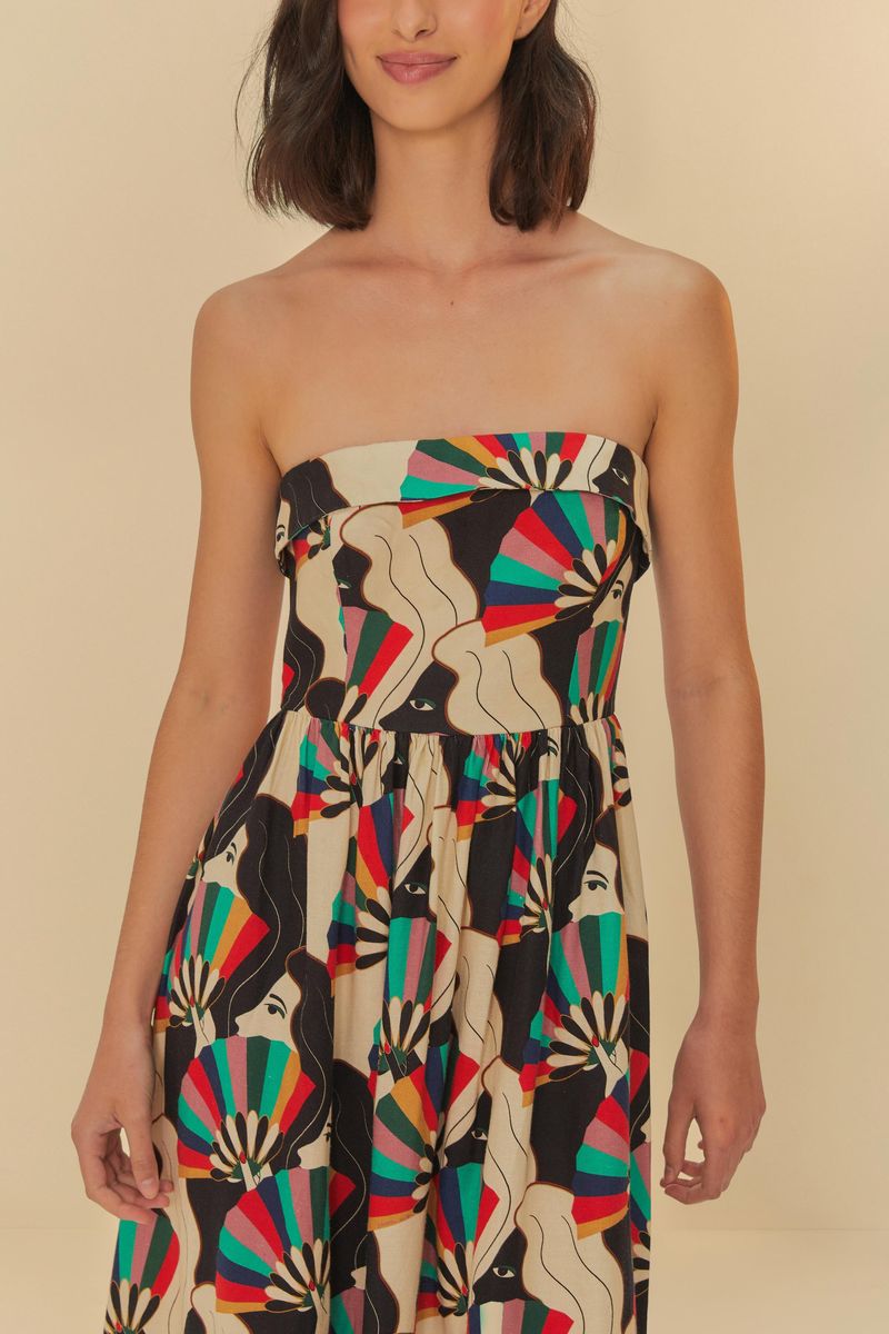 Vestido estampado con patrón de abanicos, longitud cropped, tirantes delgados y escote strapless, visto de espaldas.