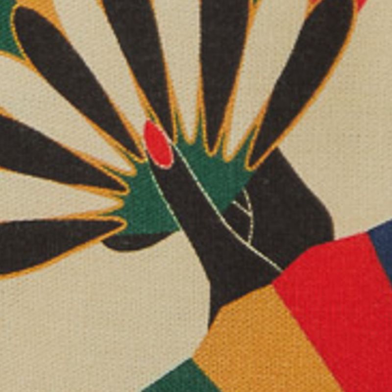Primer-plano-del-estampado-del-vestido-mostrando-detalles-de-los-abanicos-y-colores-vibrantes.