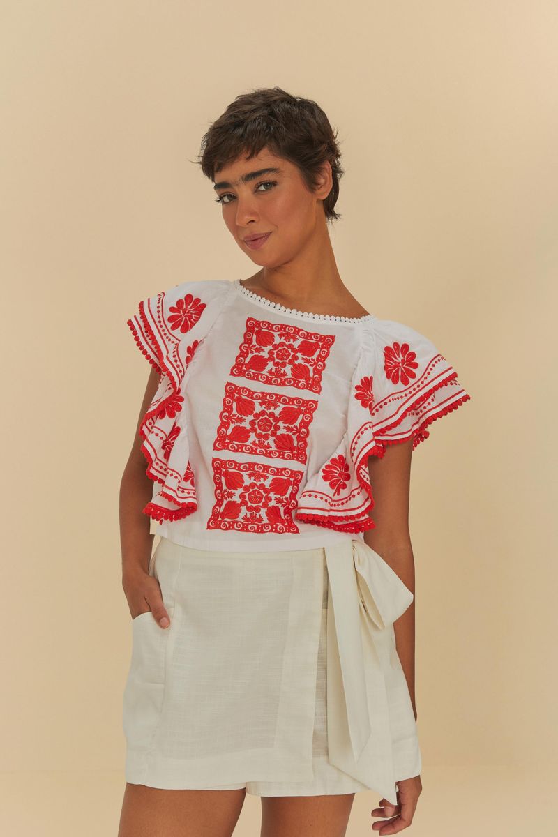 Vista trasera del short falda beige con amarre, mostrando el diseño minimalista.
