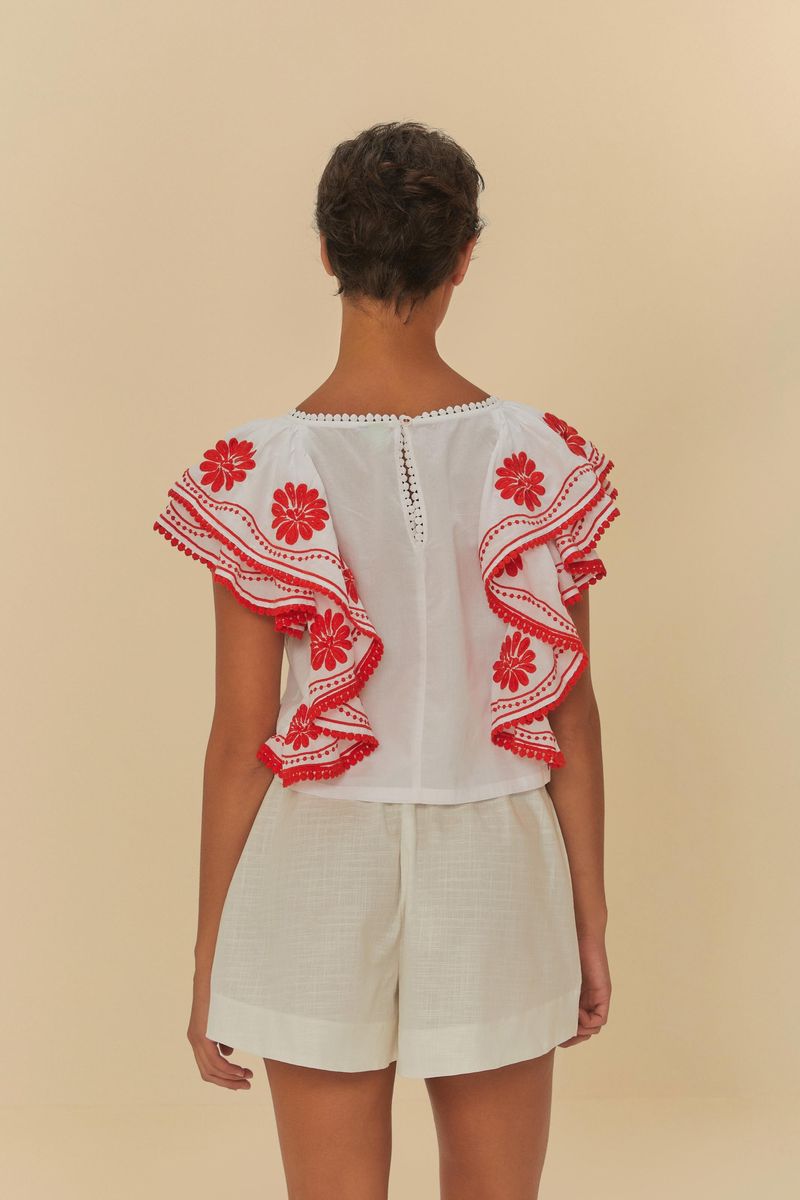 Modelo mostrando el short falda beige con amarre en un conjunto casual y elegante.