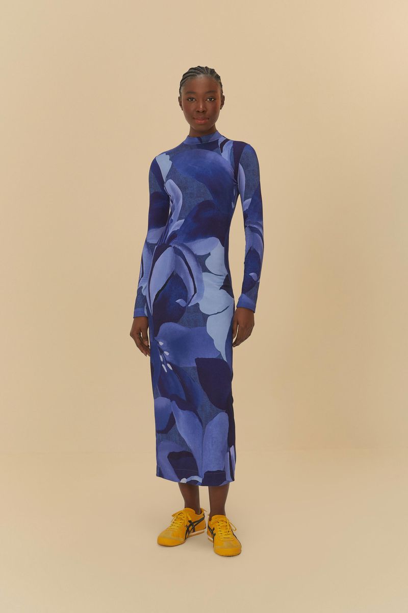Vestido-midi-con-estampado-floral-en-tonos-de-azul-visto-de-lado-mostrando-el-ajuste-al-cuerpo.