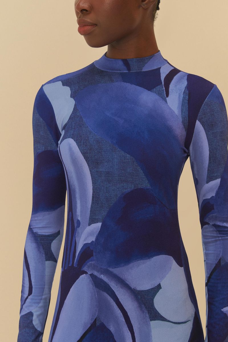 Vestido-midi-con-estampado-floral-en-tonos-de-azul-visto-de-espaldas-con-detalle-de-apertura-en-la-parte-superior.