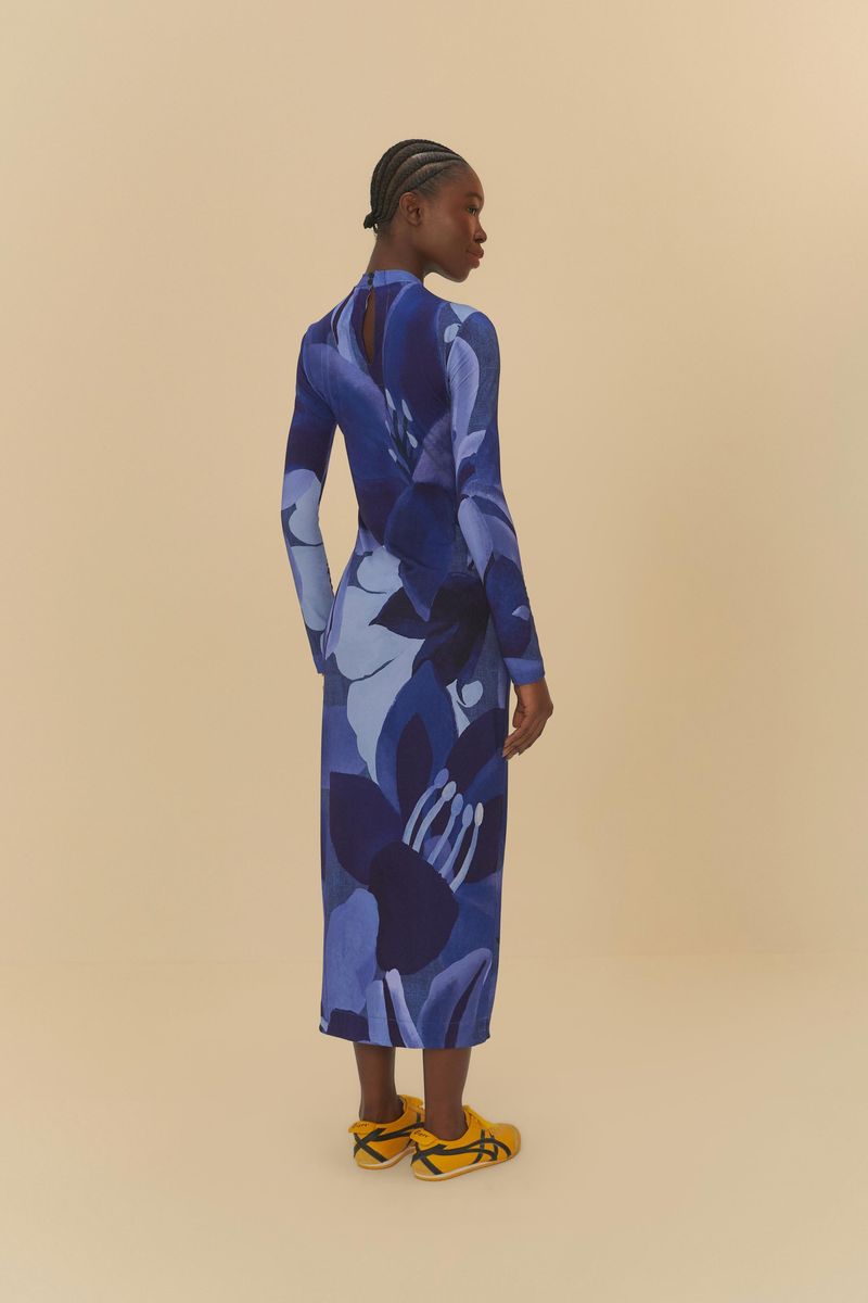 Detalle-del-vestido-midi-con-estampado-floral-en-tonos-de-azul-mostrando-el-patron-y-textura-del-tejido.