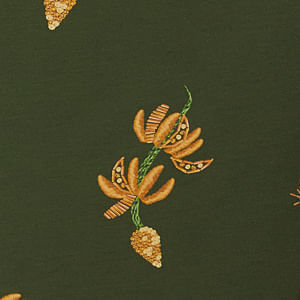Detalle-del-estampado-tropical-de-la-Falda-Midi-Brillo-de-Banana-con-elementos-de-bananas-y-hojas.