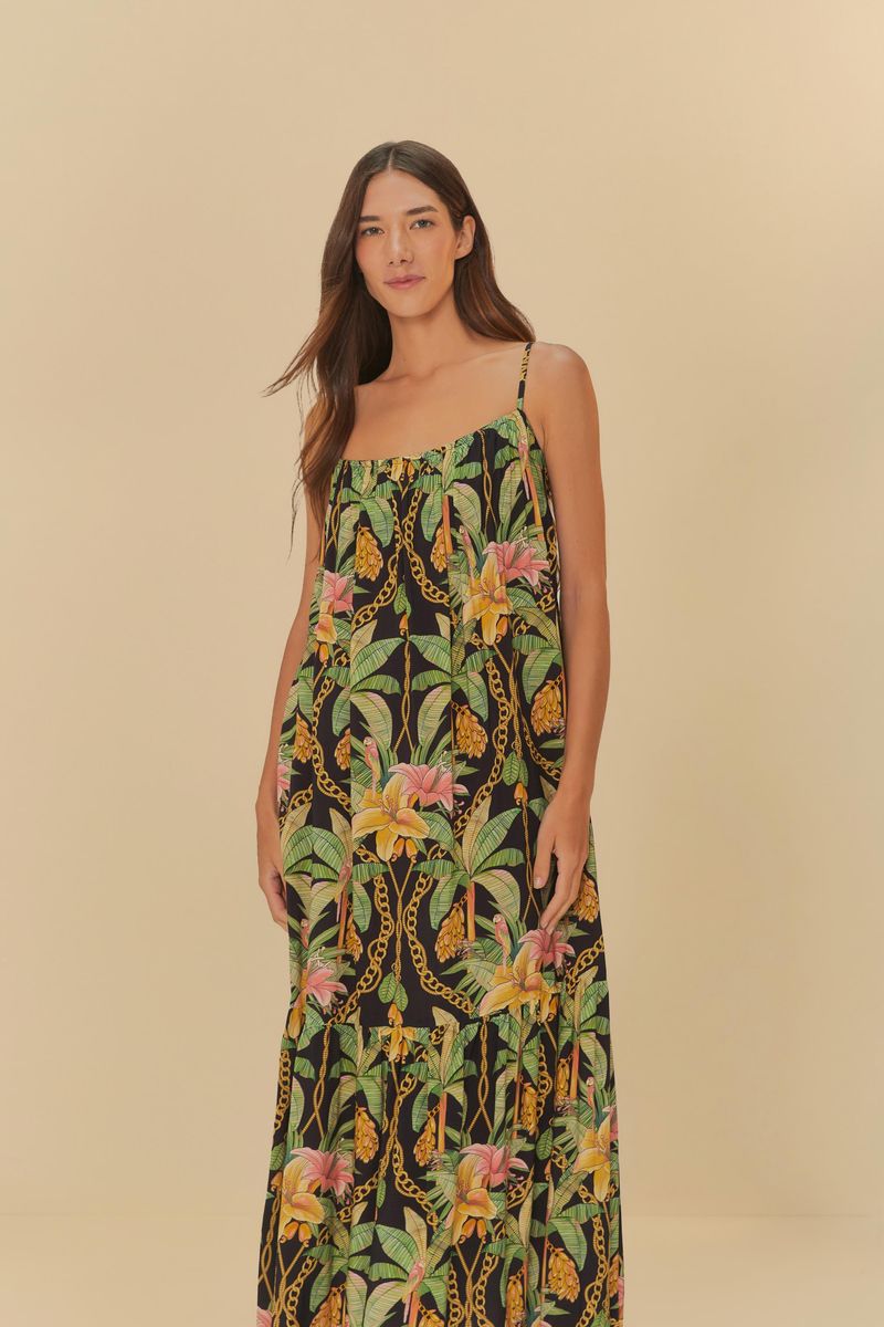 Imagen-de-una-modelo-vistiendo-un-vestido-largo-estampado-con-tematica-tropical-vista-trasera.