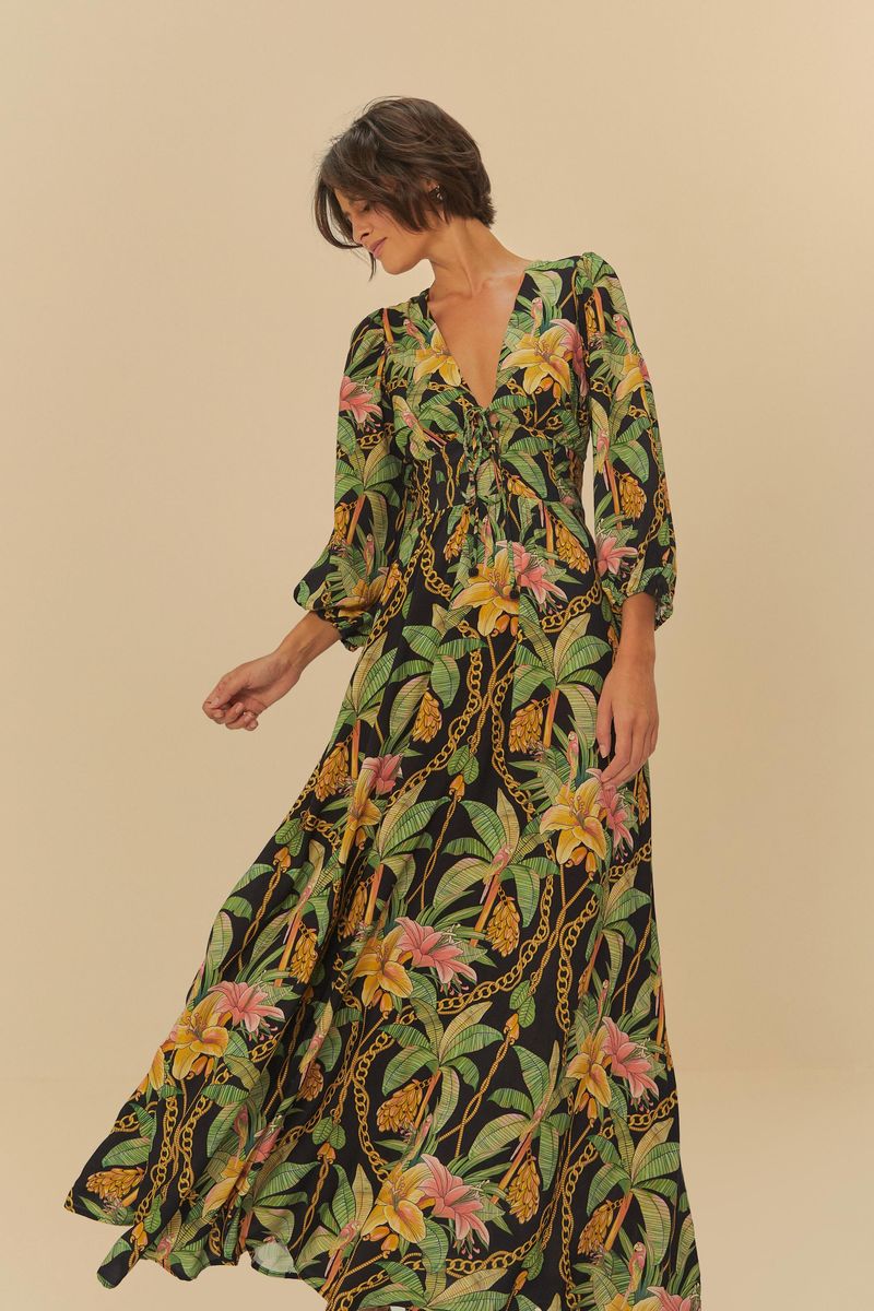 Detalle del movimiento del vestido, destacando el estampado vibrante.