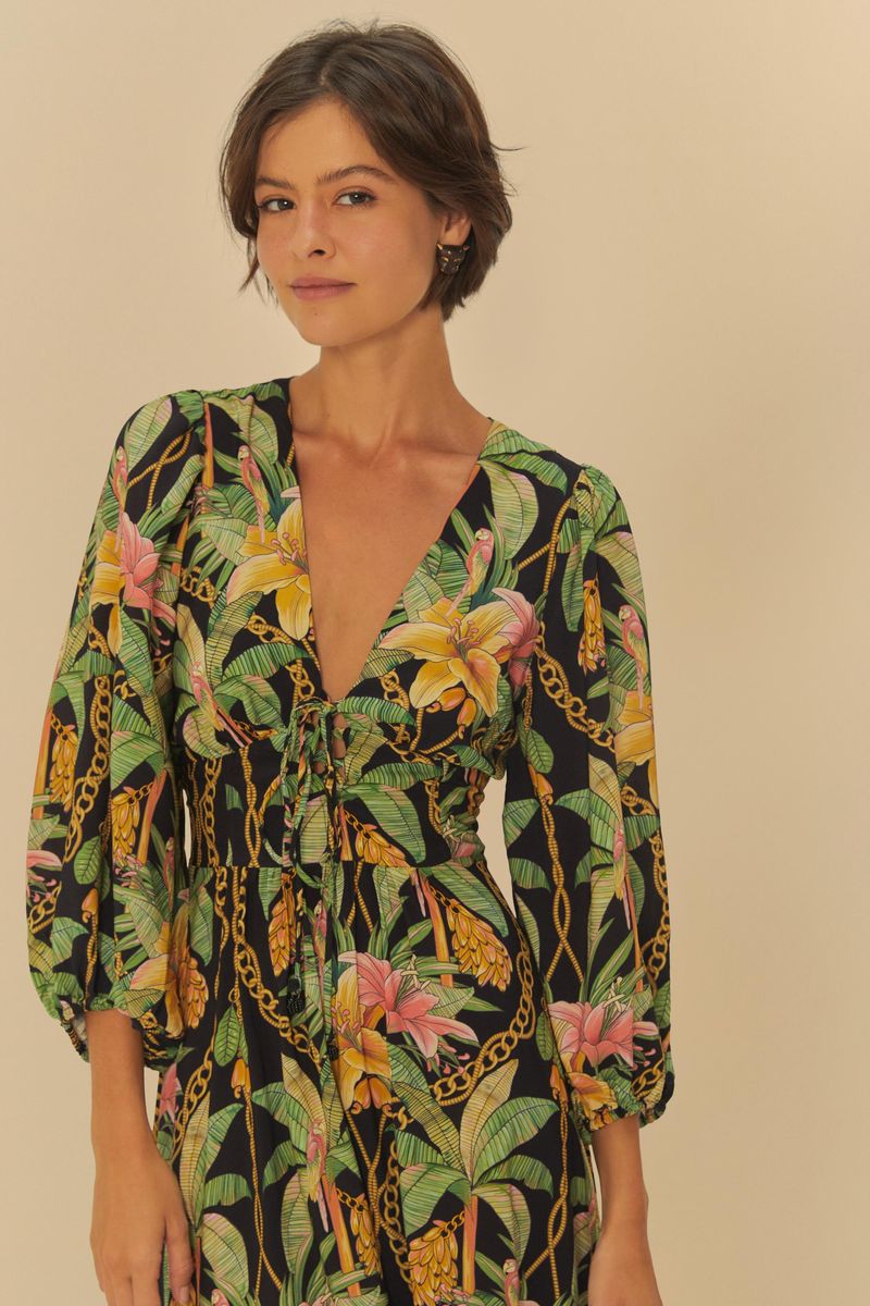 Detalle del escote y estampado del vestido largo.