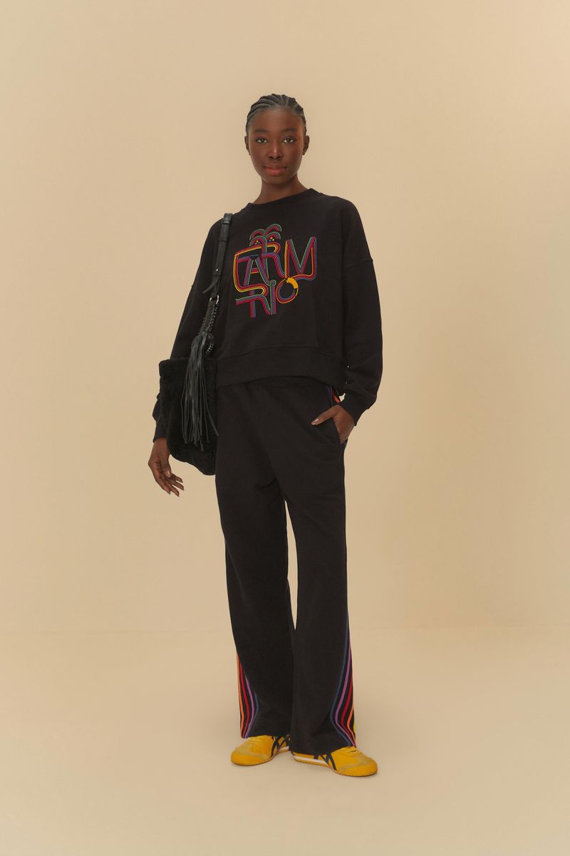 Pantalon-negro-de-sudadera-con-bordado-lateral-colorido-vista-frontal.