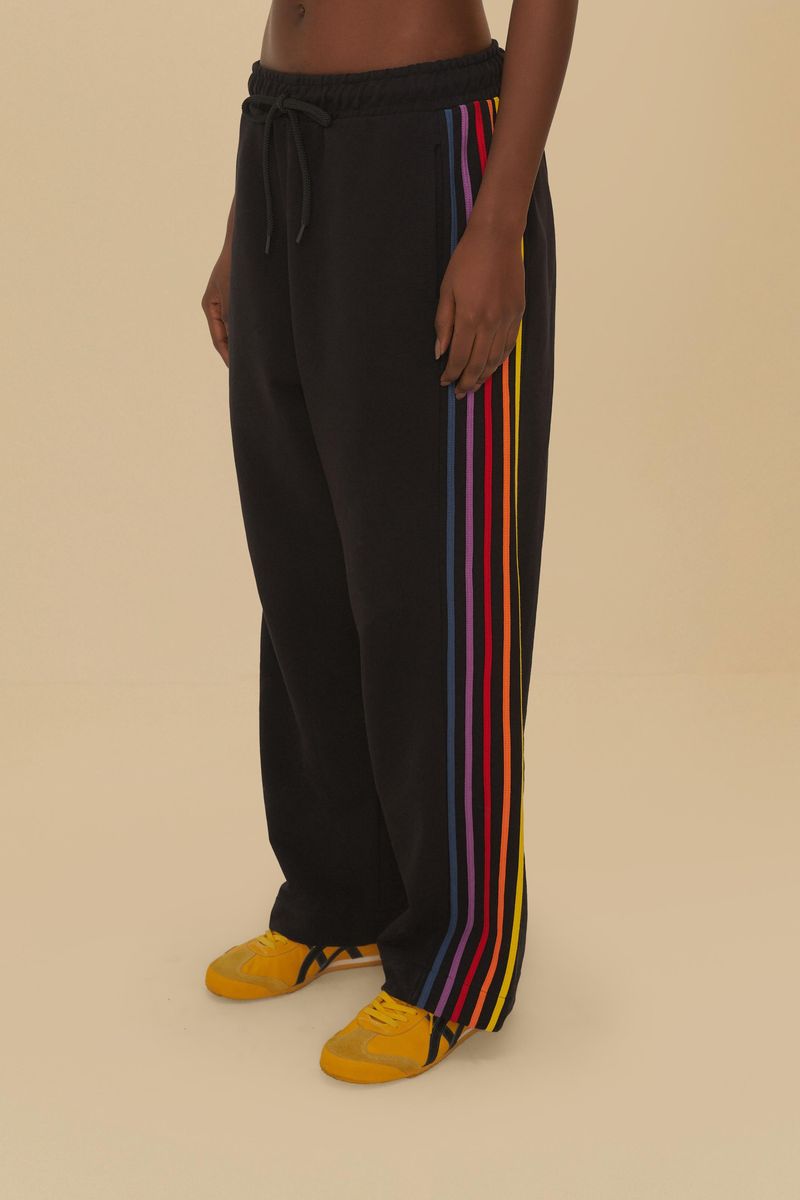 Vista-lateral-del-pantalon-negro-de-sudadera-con-bordado-colorido.