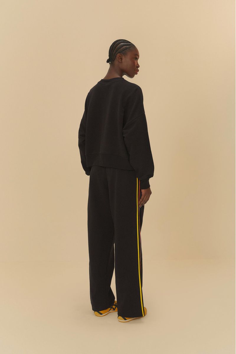 Vista-trasera-del-pantalon-negro-de-sudadera-con-bordado-colorido.