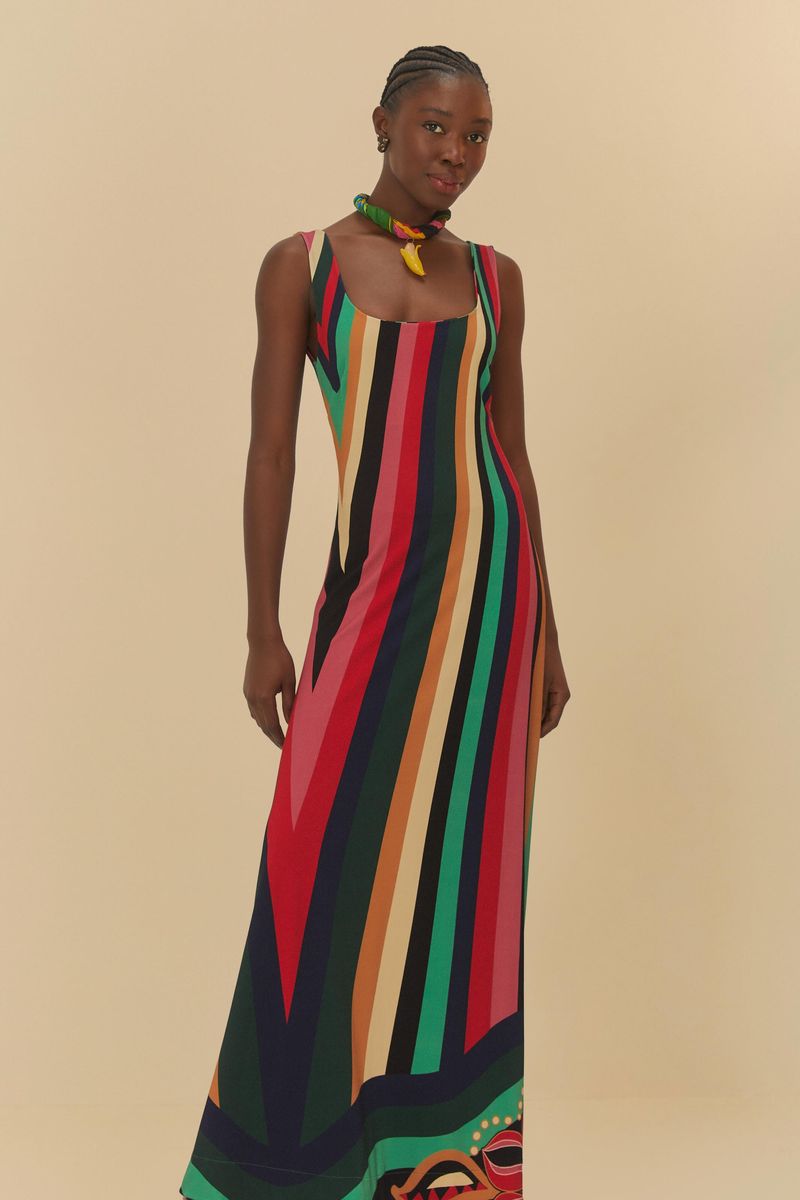 Vestido-largo-con-diseño-de-rayas-coloridas-sobre-fondo-beige-visto-de-lado.
