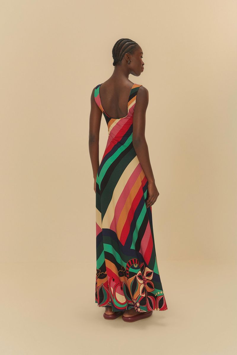 Vestido-largo-con-diseño-de-rayas-coloridas-sobre-fondo-beige-visto-desde-atras.