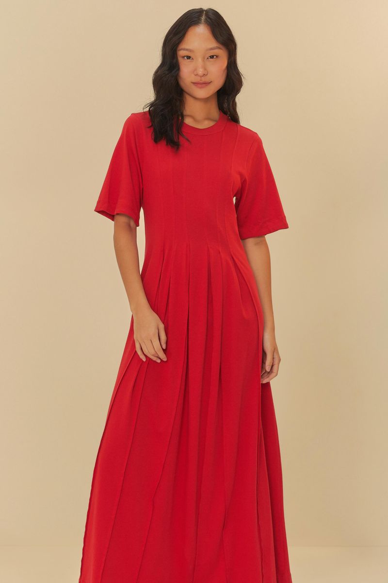 Primer-plano-del-vestido-rojo-mostrando-el-escote-redondo-y-mangas-cortas.