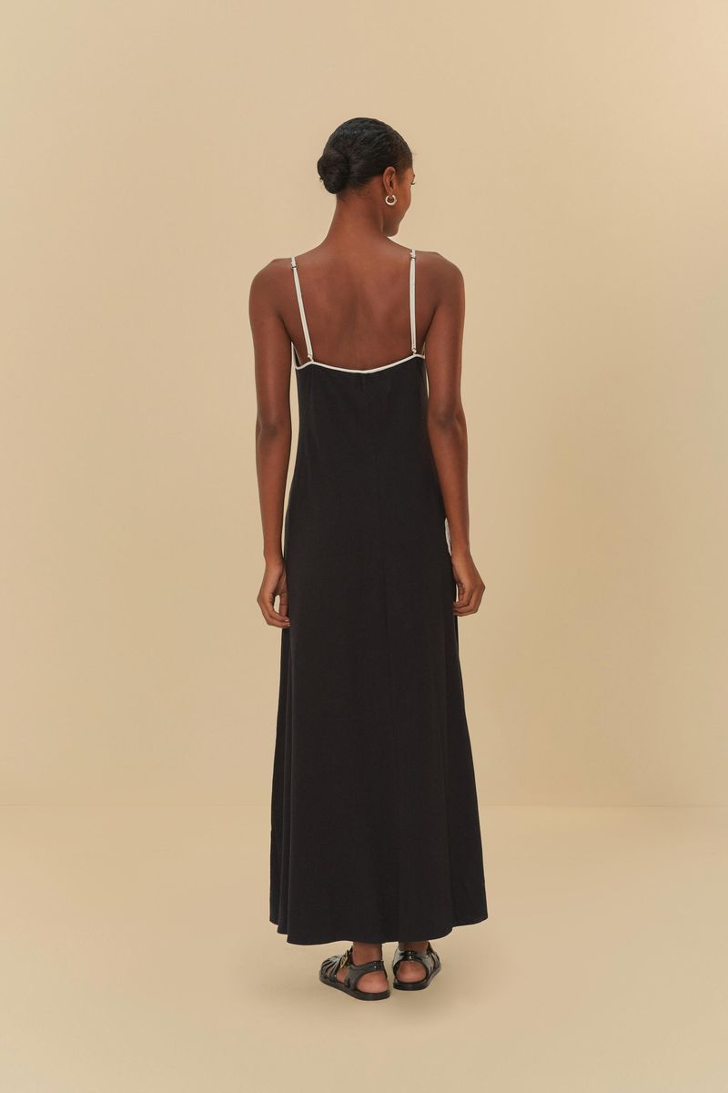 Detalle-del-escote-cuadrado-del-vestido-cropped-negro-con-diseño-de-palmera-blanca.