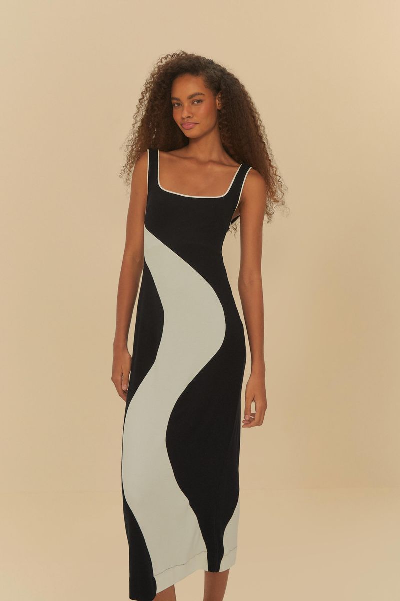 Vista-frontal-del-vestido-midi-con-recortes-en-blanco-y-negro.