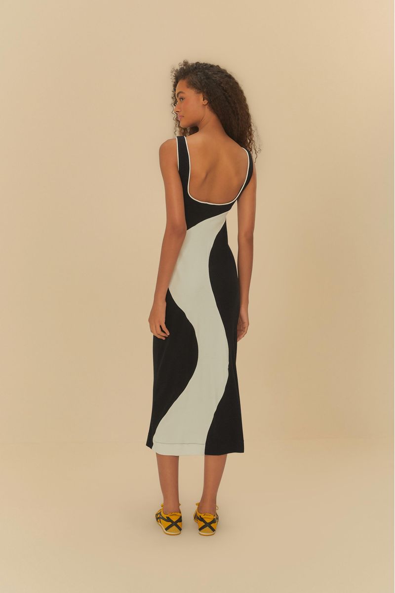 Vista-trasera-del-vestido-midi-con-recortes-en-blanco-y-negro.