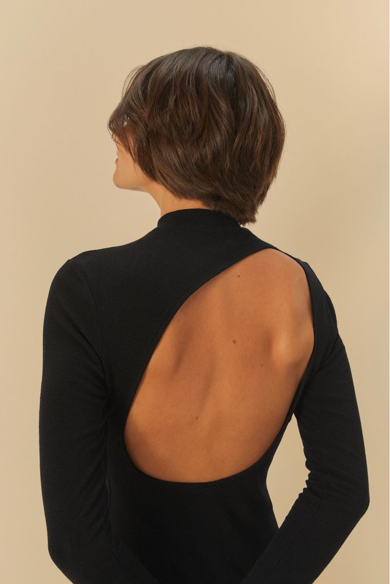 Vestido-negro-de-cuello-alto-con-escote-profundo-en-la-espalda-visto-desde-atras.