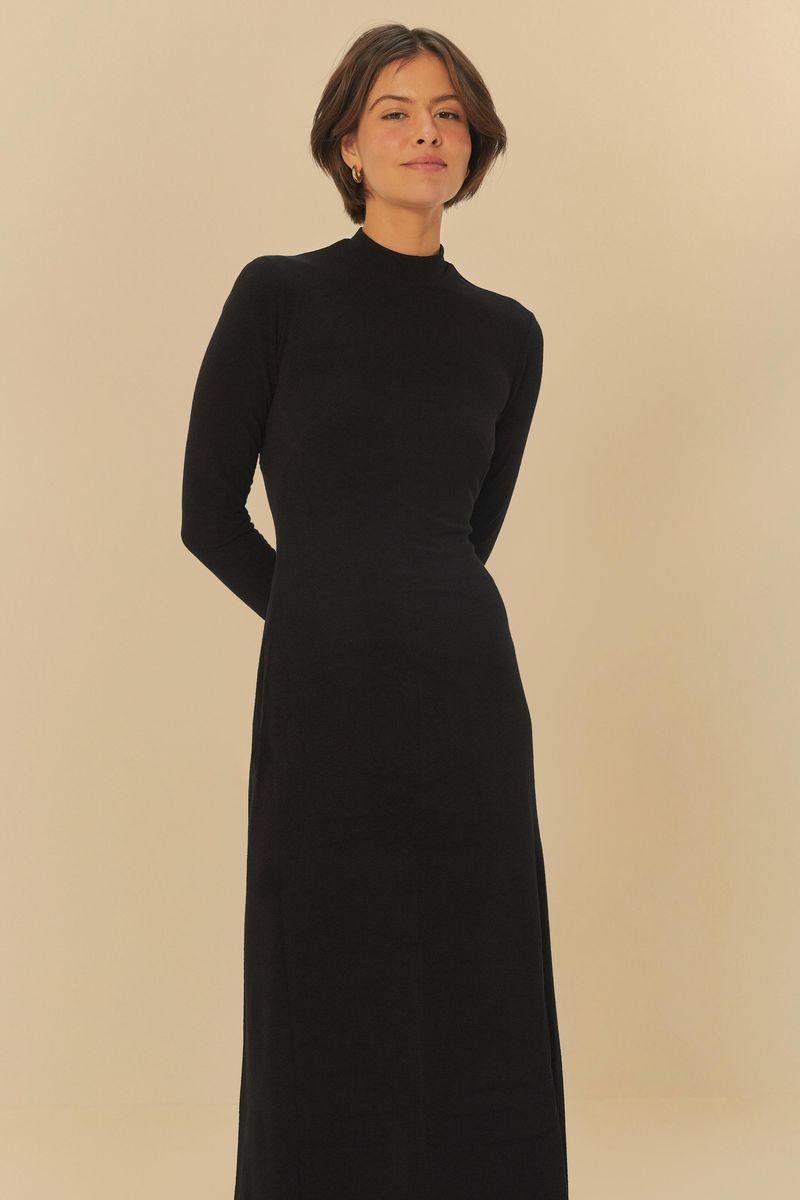 Detalle-del-vestido-negro-mostrando-el-cuello-alto-y-el-ajuste-al-cuerpo.