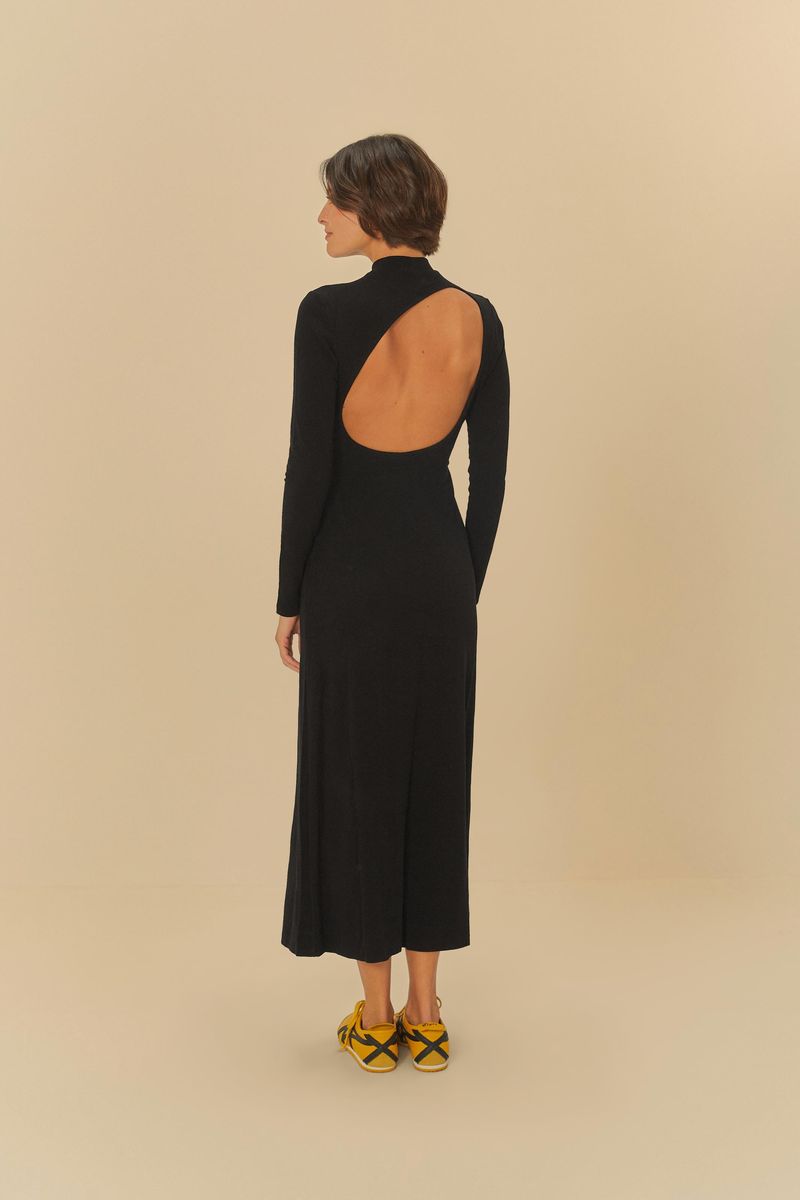 Vista-trasera-del-vestido-negro-con-escote-profundo-en-la-espalda-y-largo-midi.
