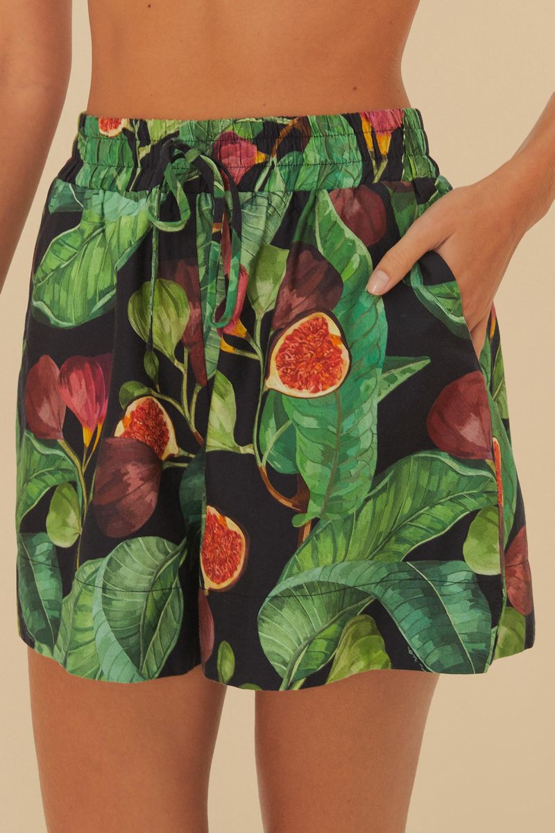 Primer plano del short con estampado botánico de higos y follaje, destacando la pretina con amarre.
