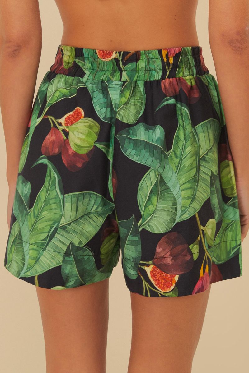 Vista trasera del short con estampado botánico de higos y follaje, mostrando el ajuste cómodo.