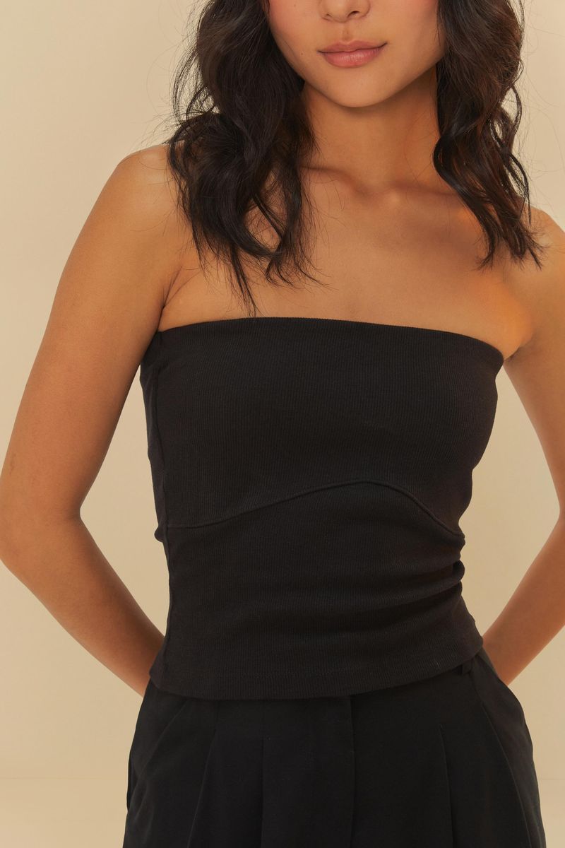 Detalle del corselet negro sin mangas en modelo.