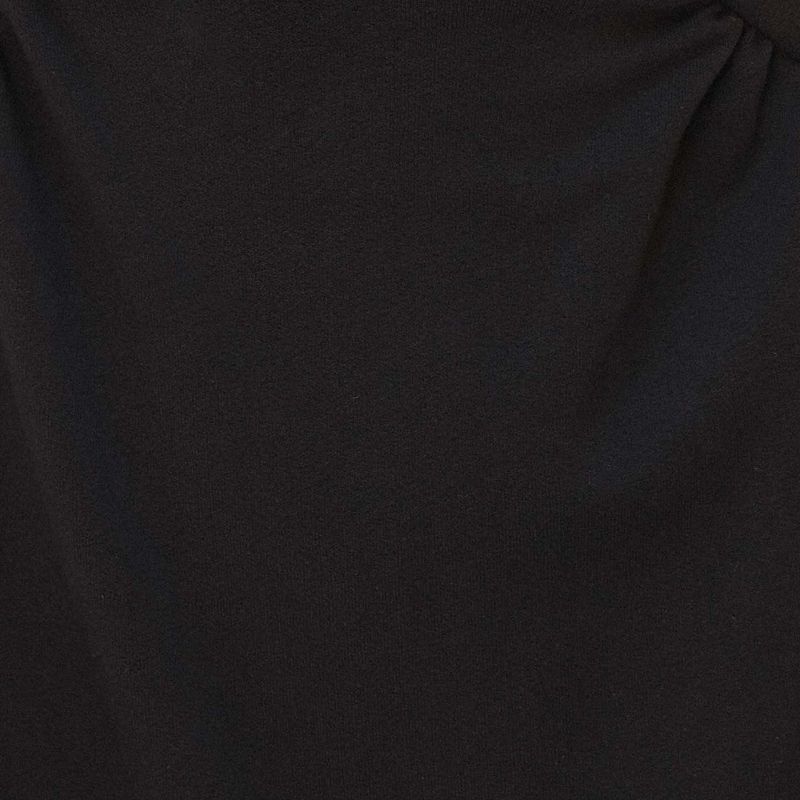 Acercamiento a la tela negra del vestido mostrando su textura.