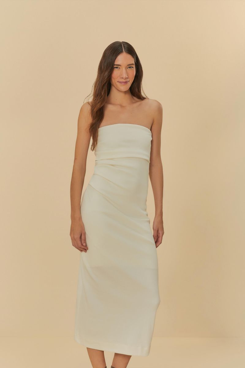 Imagen-de-un-vestido-sin-tirantes-fruncido-visto-de-frente-mostrando-detalles-del-diseño-y-ajuste.