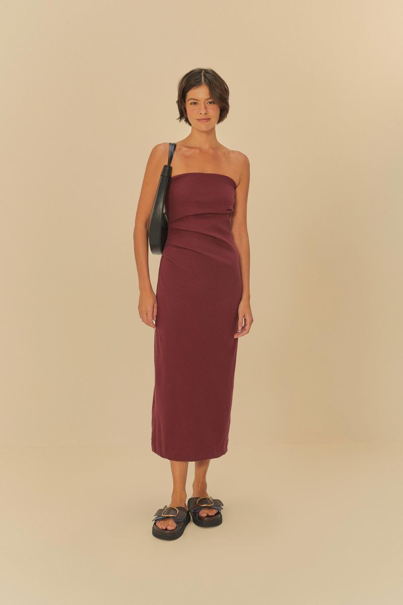 Imagen-que-muestra-un-vestido-sin-tirantes-fruncido-en-tono-vino-con-longitud-midi-y-ajuste-al-cuerpo.